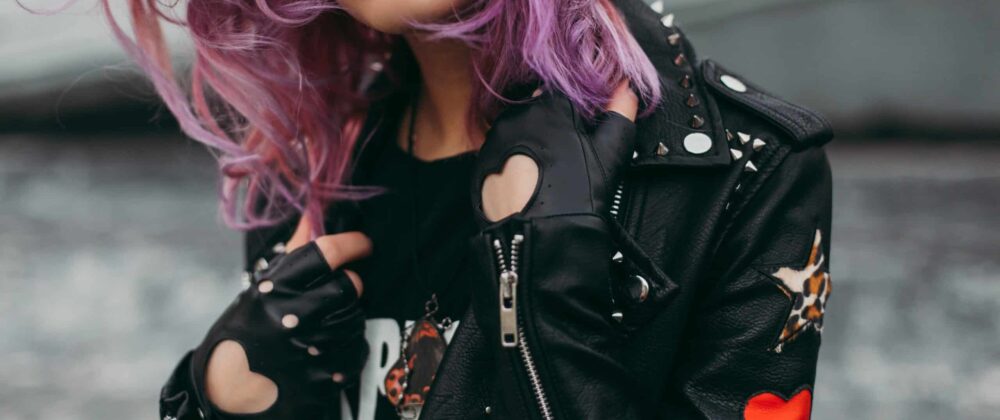 fashion blogger with pink hair and leather jacket