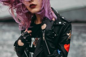 fashion blogger with pink hair and leather jacket