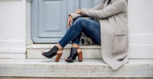 fashion blogger wearing jeans and high heels